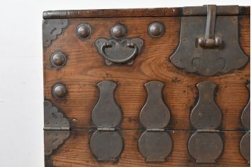 韓国アンティーク　松材　多彩な金具装飾が存在感を放つバンダチ　(R-084681)