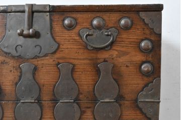 韓国アンティーク　松材　多彩な金具装飾が存在感を放つバンダチ　(R-084681)