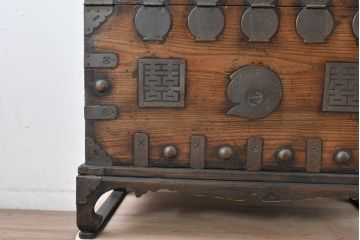 韓国アンティーク　松材　多彩な金具装飾が存在感を放つバンダチ　(R-084681)