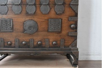 韓国アンティーク　松材　多彩な金具装飾が存在感を放つバンダチ　(R-084681)