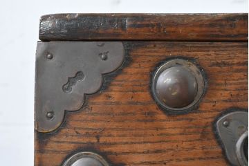 韓国アンティーク　松材　多彩な金具装飾が存在感を放つバンダチ　(R-084681)