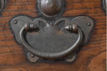 韓国アンティーク　松材　多彩な金具装飾が存在感を放つバンダチ　(R-084681)