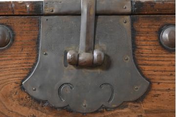 韓国アンティーク　松材　多彩な金具装飾が存在感を放つバンダチ　(R-084681)