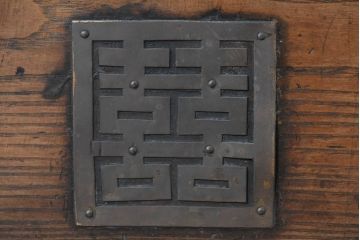 韓国アンティーク　松材　多彩な金具装飾が存在感を放つバンダチ　(R-084681)