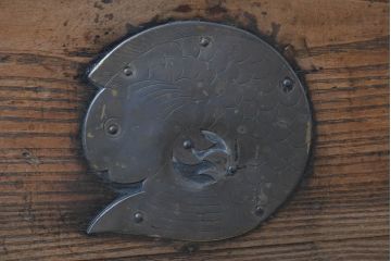 韓国アンティーク　松材　多彩な金具装飾が存在感を放つバンダチ　(R-084681)