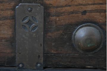 韓国アンティーク　松材　多彩な金具装飾が存在感を放つバンダチ　(R-084681)