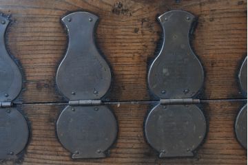 韓国アンティーク　松材　多彩な金具装飾が存在感を放つバンダチ　(R-084681)