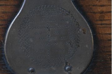 韓国アンティーク　松材　多彩な金具装飾が存在感を放つバンダチ　(R-084681)