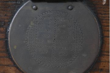 韓国アンティーク　松材　多彩な金具装飾が存在感を放つバンダチ　(R-084681)