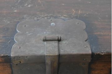 韓国アンティーク　松材　多彩な金具装飾が存在感を放つバンダチ　(R-084681)