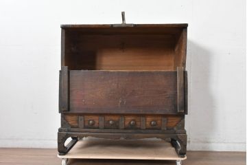 韓国アンティーク　松材　多彩な金具装飾が存在感を放つバンダチ　(R-084681)