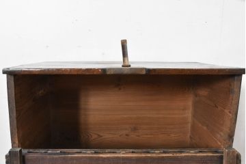 韓国アンティーク　松材　多彩な金具装飾が存在感を放つバンダチ　(R-084681)