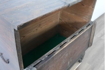 韓国アンティーク　松材　多彩な金具装飾が存在感を放つバンダチ　(R-084681)