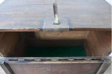 韓国アンティーク　松材　多彩な金具装飾が存在感を放つバンダチ　(R-084681)