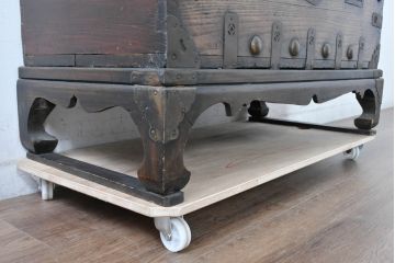 韓国アンティーク　松材　多彩な金具装飾が存在感を放つバンダチ　(R-084681)