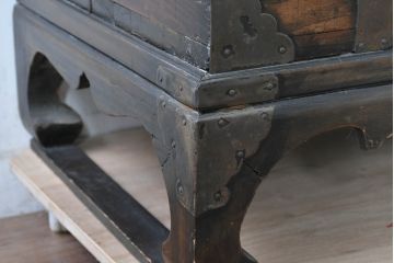 韓国アンティーク　松材　多彩な金具装飾が存在感を放つバンダチ　(R-084681)