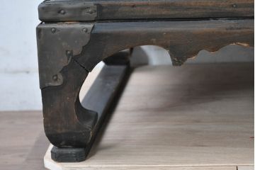 韓国アンティーク　松材　多彩な金具装飾が存在感を放つバンダチ　(R-084681)