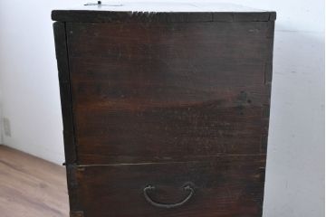 韓国アンティーク　松材　多彩な金具装飾が存在感を放つバンダチ　(R-084681)