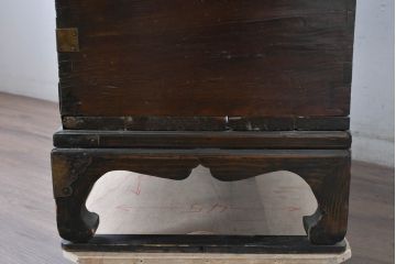 韓国アンティーク　松材　多彩な金具装飾が存在感を放つバンダチ　(R-084681)