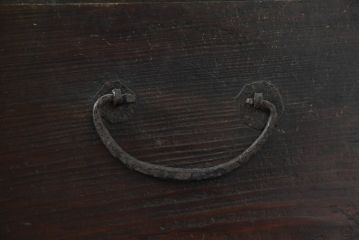 韓国アンティーク　松材　多彩な金具装飾が存在感を放つバンダチ　(R-084681)