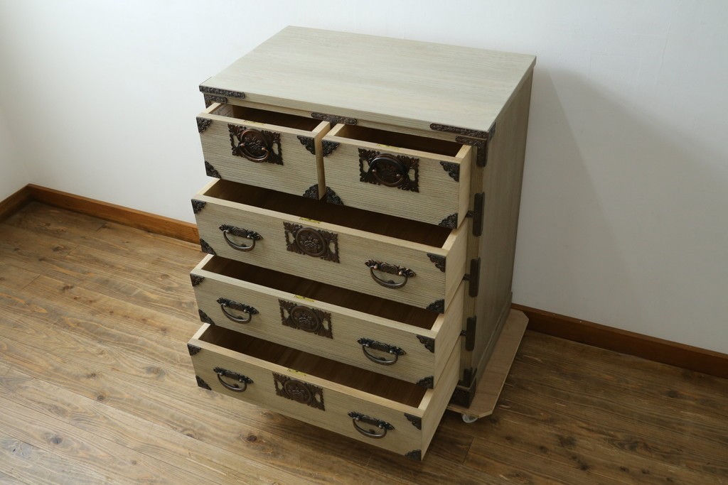 中古　会津松本(會津松本)　東西館　牡丹金具が上品なからくり会津桐箪笥　定価約49万円　(R-084682)