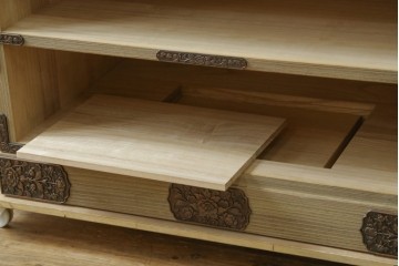 中古　会津松本(會津松本)　東西館　牡丹金具が上品なからくり会津桐箪笥　定価約49万円　(R-084682)