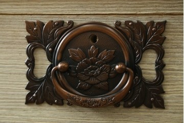 中古　会津松本(會津松本)　東西館　牡丹金具が上品なからくり会津桐箪笥　定価約49万円　(R-084682)