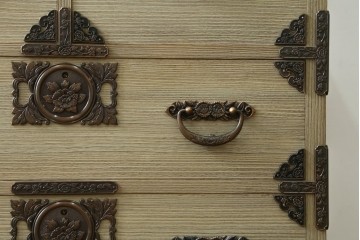 中古　会津松本(會津松本)　東西館　牡丹金具が上品なからくり会津桐箪笥　定価約49万円　(R-084682)