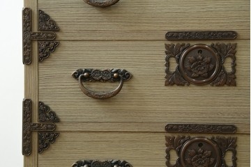 中古　会津松本(會津松本)　東西館　牡丹金具が上品なからくり会津桐箪笥　定価約49万円　(R-084682)
