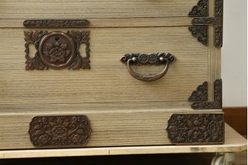 中古　会津松本(會津松本)　東西館　牡丹金具が上品なからくり会津桐箪笥　定価約49万円　(R-084682)