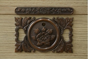中古　会津松本(會津松本)　東西館　牡丹金具が上品なからくり会津桐箪笥　定価約49万円　(R-084682)