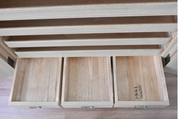 中古　伝統工芸士　田澤謙介作　引き手金具の繊細な意匠が目を惹く加茂総桐箪笥　(R-084683)