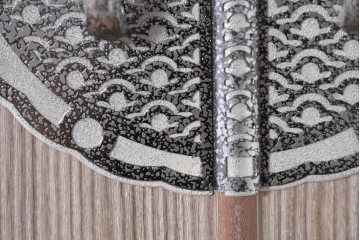 中古　伝統工芸士　田澤謙介作　引き手金具の繊細な意匠が目を惹く加茂総桐箪笥　(R-084683)