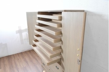 中古　伝統工芸士　田澤謙介作　引き手金具の繊細な意匠が目を惹く加茂総桐箪笥　(R-084683)