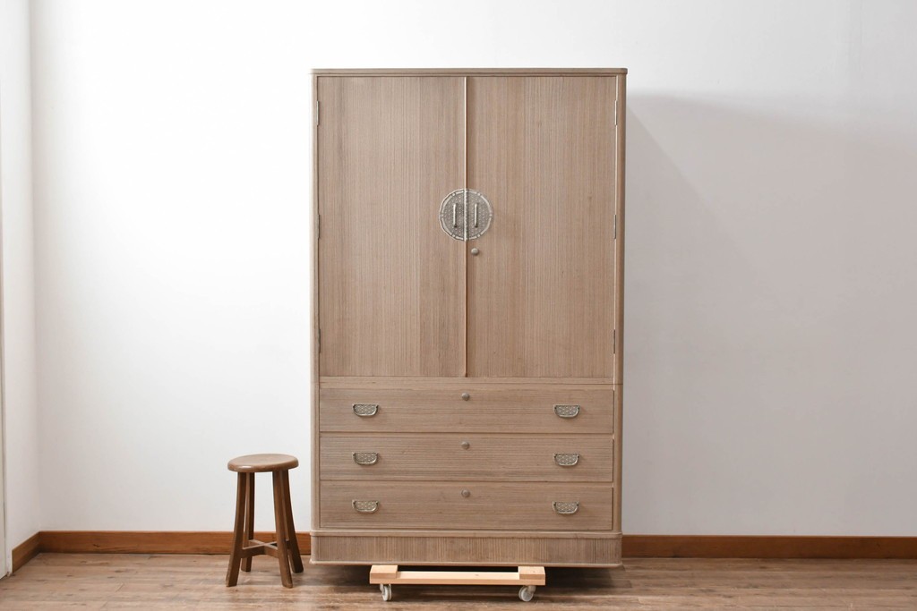 中古　伝統工芸士　田澤謙介作　引き手金具の繊細な意匠が目を惹く加茂総桐箪笥　(R-084683)