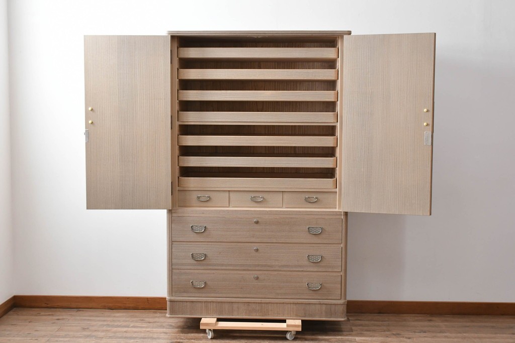 中古　伝統工芸士　田澤謙介作　引き手金具の繊細な意匠が目を惹く加茂総桐箪笥　(R-084683)