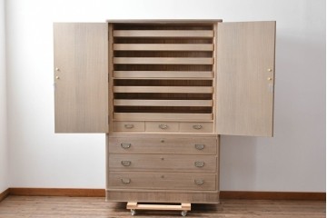 中古　伝統工芸士　田澤謙介作　引き手金具の繊細な意匠が目を惹く加茂総桐箪笥　(R-084683)