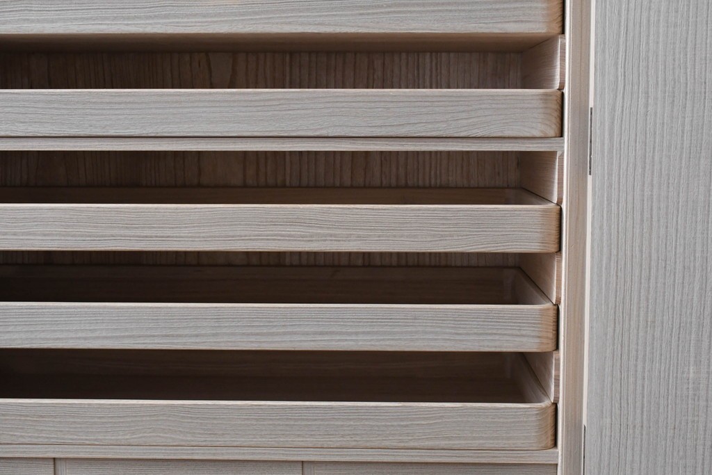 中古　伝統工芸士　田澤謙介作　引き手金具の繊細な意匠が目を惹く加茂総桐箪笥　(R-084683)