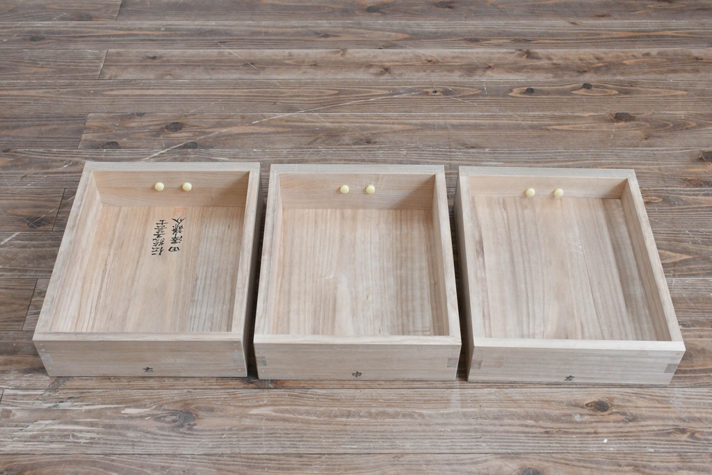 中古　伝統工芸士　田澤謙介作　引き手金具の繊細な意匠が目を惹く加茂総桐箪笥　(R-084683)