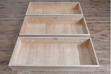 中古　伝統工芸士　田澤謙介作　引き手金具の繊細な意匠が目を惹く加茂総桐箪笥　(R-084683)