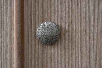 中古　伝統工芸士　田澤謙介作　引き手金具の繊細な意匠が目を惹く加茂総桐箪笥　(R-084683)