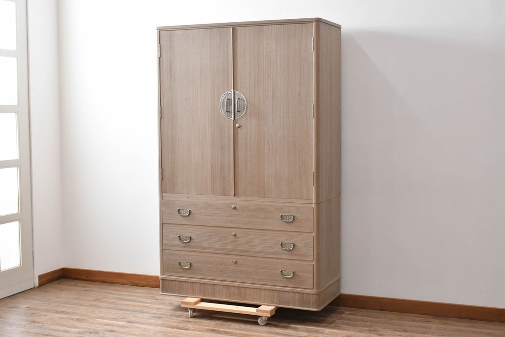 中古　伝統工芸士　田澤謙介作　引き手金具の繊細な意匠が目を惹く加茂総桐箪笥　(R-084683)