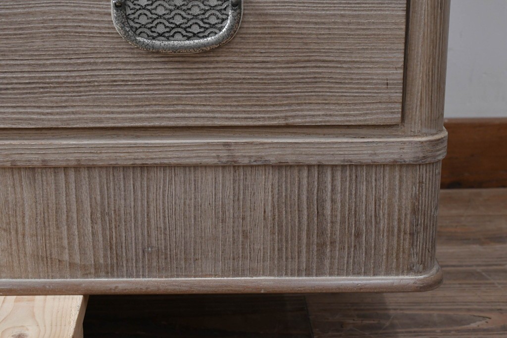 中古　伝統工芸士　田澤謙介作　引き手金具の繊細な意匠が目を惹く加茂総桐箪笥　(R-084683)