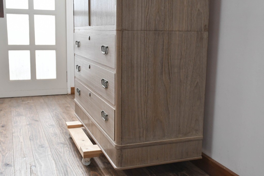 中古　伝統工芸士　田澤謙介作　引き手金具の繊細な意匠が目を惹く加茂総桐箪笥　(R-084683)