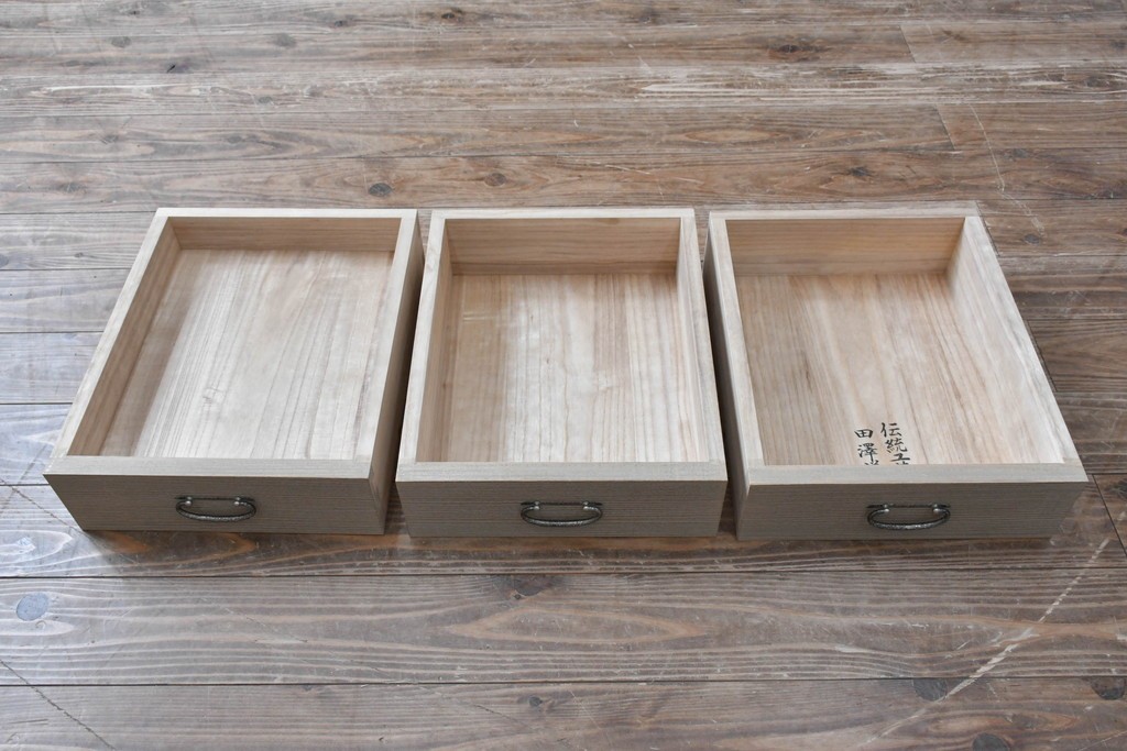 中古　伝統工芸士　田澤謙介作　引き手金具の繊細な意匠が目を惹く加茂総桐箪笥　(R-084683)