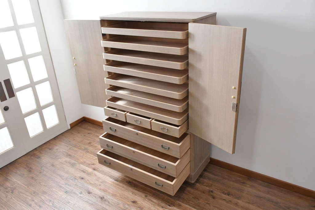 中古　伝統工芸士　田澤謙介作　引き手金具の繊細な意匠が目を惹く加茂総桐箪笥　(R-084683)