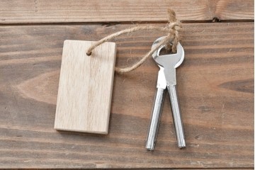 中古　伝統工芸士　田澤謙介作　引き手金具の繊細な意匠が目を惹く加茂総桐箪笥　(R-084683)