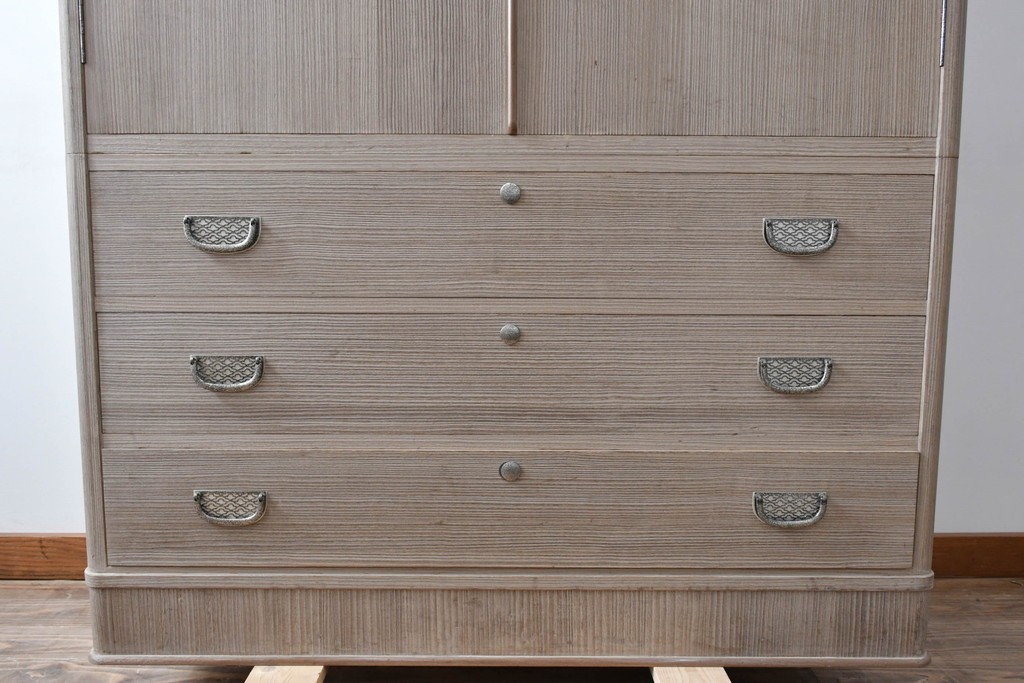 中古　伝統工芸士　田澤謙介作　引き手金具の繊細な意匠が目を惹く加茂総桐箪笥　(R-084683)