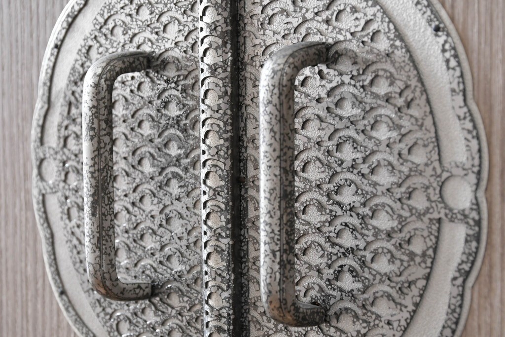 中古　伝統工芸士　田澤謙介作　引き手金具の繊細な意匠が目を惹く加茂総桐箪笥　(R-084683)