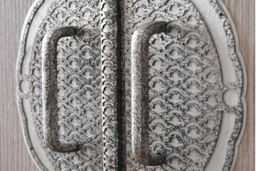 中古　伝統工芸士　田澤謙介作　引き手金具の繊細な意匠が目を惹く加茂総桐箪笥　(R-084683)